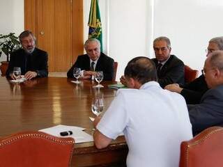 Presidente reunido com Reinaldo Azambuja (Foto: Governo do Estado/Divulgação)