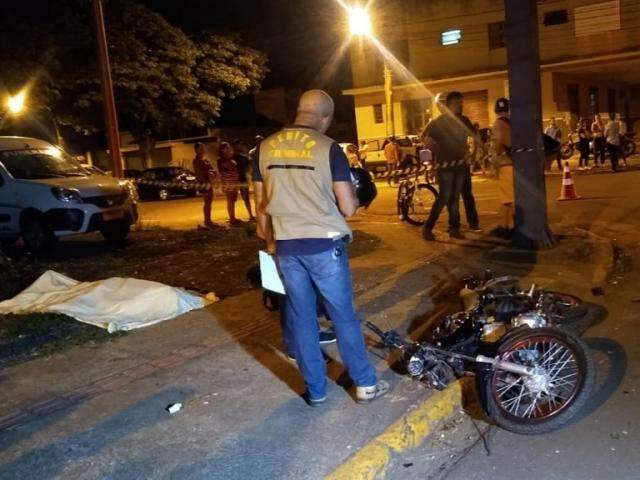 Motociclista morre ap&oacute;s avan&ccedil;ar preferencial e bater em caminhonete 