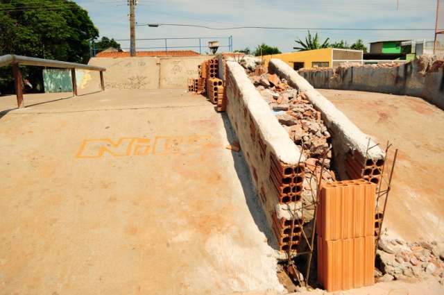 Turma se re&uacute;ne para consertar pista de skate no Coophavila II