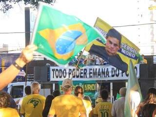 Manifestantes se concentraram em frente ao MPF com palavras de apoio a Bolsonaro, Moro e a Lava Jato. (Foto: Marina Pacheco)