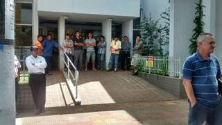 Índios chegaram a bloquear acesso de clientes, mas banco prometeu pagar todos que estavam no local ainda hoje (Foto: Vilson Nascimento/A Gazeta News)