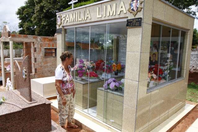 Lembran&ccedil;a inconsol&aacute;vel: m&atilde;e &ldquo;mora&rdquo; em cemit&eacute;rio ap&oacute;s trag&eacute;dia na BR-163