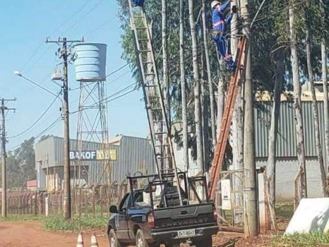 L&acirc;mpadas s&atilde;o substitu&iacute;das e rede el&eacute;trica rebaixada em acesso a polo empresarial