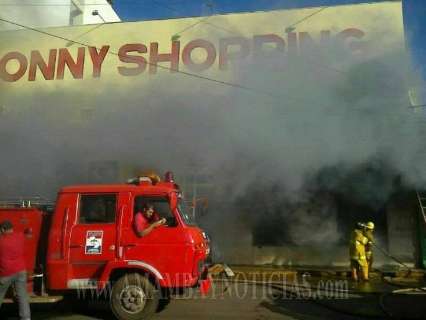 Shopping pega fogo em Pedro Juan e mobiliza até bombeiros de Ponta Porã