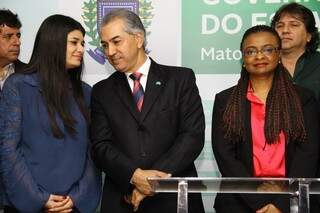Vice-governadora Rose Modesto, governador Reinaldo Azambuja e ministra Nilma Gomes (dir.), durante solenidade de assinatura de programa social (Foto:Marcos Ermínio)