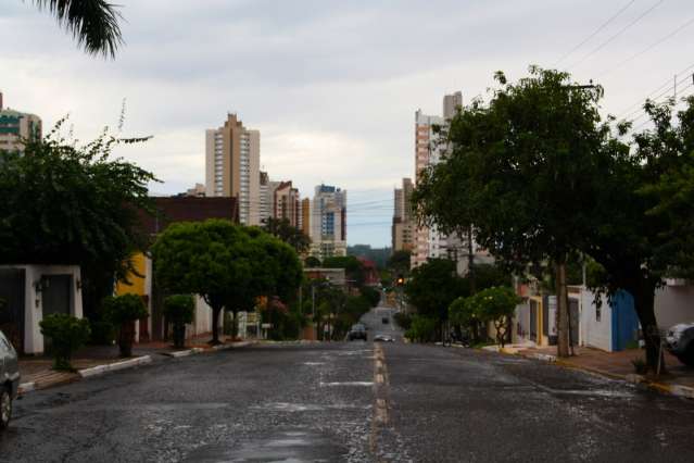 Ap&oacute;s chuva forte na madrugada, pancadas continuam neste s&aacute;bado