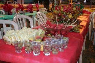 Além do prato principal, a mesa de frutas estava cheia de arranjos feitos com todo o carinho (Foto: Kimberly Teodoro)