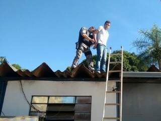 Douglas Campos Martins foi detido em cima de telhado por Policial Militar. (Foto: Divulgação/ PM)