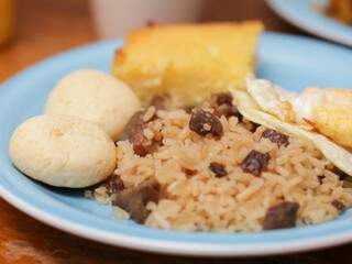 Com mais de 10 itens, arroz carreteiro e ovo frito
é um prato cheio na cesta café da manhã. (Foto: Fernando Antunes)
