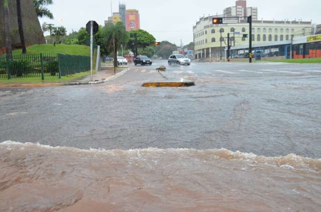 Eros&atilde;o engole meio-fio na Ernesto Geisel e chuva causa alagamentos