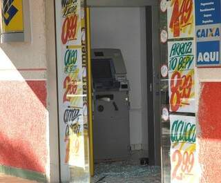 Grupo de assaltantes coloca bomba em caixa, mas esta não explode em Fátima do Sul (Foto: Osvaldo Duarte - Dourados News)
