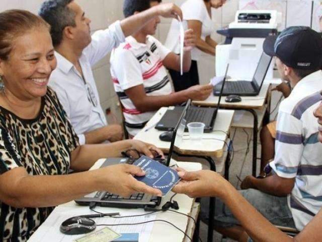 Mutir&atilde;o leva servi&ccedil;os e vagas de emprego para moradores na periferia da Capital 