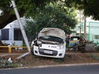 O carro ficou na calçada, a poucos metros da estátua do Manoel de Barro (Foto: Kisie Ainoã)