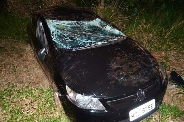 Motorista tenta falar ao celular e capota carro na MS-276