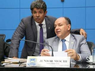 O deputado Rinaldo Modesto (PSDB) ao lado do presidente da Assembleia, Junior Mochi (MDB0, durante sessão (Foto: Victor Chileno/ALMS)