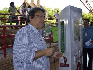 Secretário Leando Mazina mostrou como funciona o display para retirar camisinhas. (Foto: Paula Vitorino)