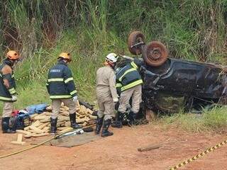 Jovem perde controle de direção e capota carro com 423 kg de maconha Jovem perde controle de direção e capota carro com 423 kg de maconha