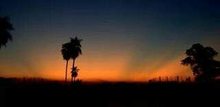 Em Miranda, uma leitora acordou cedo e fez questão de registrar o nascer do sol, que promete máxima de 37°C (Foto: Direto das Ruas)