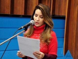 Deputada Antonieta Amorim lê ofício na sessão da Assembleia, desta quinta-feira. (Foto: Luciana Nassar/ALMS).