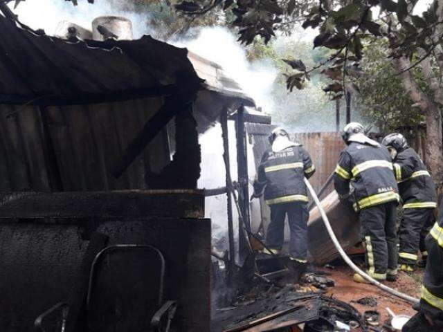 M&atilde;e leva filhos &agrave; escola e ao retornar encontra casa destru&iacute;da pelo fogo