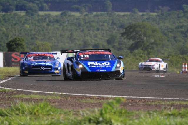 Kodhair e Marcelo Han vencem primeira bateria da GT3 na Capital 