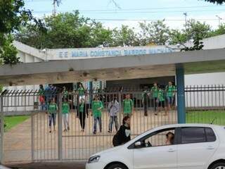 Alunos na saída da Escola Estadual Maria Constança Barros Machado nesta manhã (Foto: Marina Pacheco)