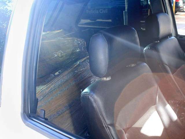 Pol&iacute;cia flagra seis pessoas com carro carregado de drogas na Capital
