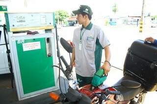 Gasolina pode chegar a R$ 3,89 em Campo Grande (Foto: Marcos Ermínio)