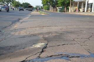 Local onde carro estava, em saída de posto de combustíveis, na avenida Marechal Deodoro, no Jardim Leblon. (Foto: Simão Nogueira)