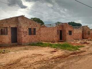 Casas inacabadas em uma das áreas para onde foram transferidas famílias da favela Cidade de Deus (Foto: Simão Nogueira)