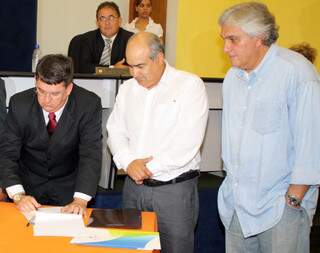 Delcídio, diretor da Eletrosul e prefeito de Ribas, durante assinatura do termo de compromisso. (Foto: Divulgação)