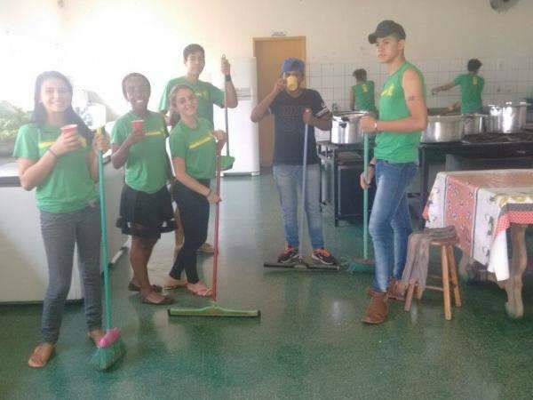 Estudantes mant&ecirc;m acampamento em escola e recebem doa&ccedil;&otilde;es de alimentos
