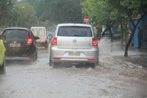 Chuva forte causa alagamentos e panes em semáforos na Capital