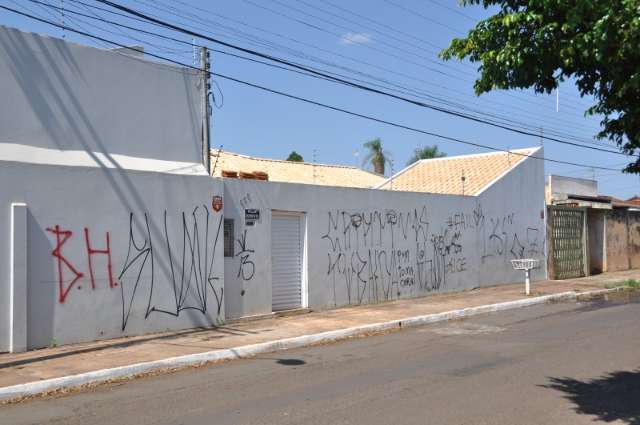 Picha&ccedil;&otilde;es avan&ccedil;am, tomam conta e impunidade revolta moradores