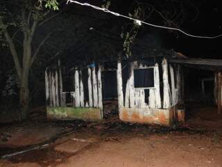  Casa pega fogo e homem morre carbonizado em Caarap&oacute;