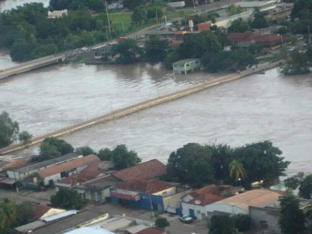  Ap&oacute;s enchente, rio Taquari  come&ccedil;a a baixar em Coxim 