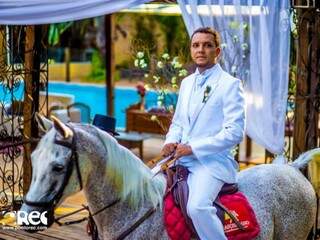 O &quot;príncipe encantado&quot; chegou montado num cavalo branco. (Foto: Ponto Rec Produções)