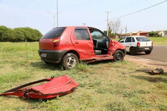 Mulher fica presa em ve&iacute;culo ap&oacute;s colis&atilde;o em cruzamento no Parati