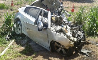 O carro em que estava a família ficou totalmente destruído. (Foto: Coxim Agora) 