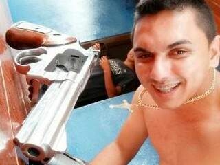 Vitor Afonso Alves Garcia Macedo, 23 anos, costumava postar fotos com armas e objetos roubados. (Foto: Reprodução Facebook)
