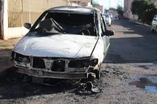 Carro foi danificado pelo fogo. (Foto: Marcos Ermínio)