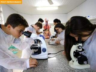 Escola investe em tecnologia e laboratórios. (Foto: André Brittar)
