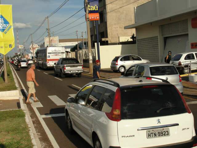  No 1&ordm; dia de multa, faltam fiscaliza&ccedil;&atilde;o aos motoristas e faixas para pedestre