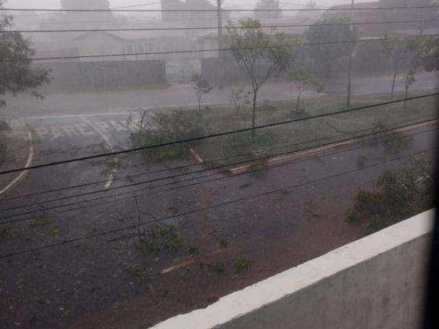 Temporal atinge fornecimento de energia em 17 bairros