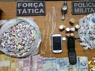 O valor apreendido em drogas ultrapassa os 3 mil reais, segundo informou a Polícia Militar. (Foto: Divulgação Polícia Militar)