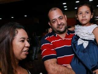 Luciana  ao lado do esposo, Márcio que está com a filha Amanda no colo (Foto: Henrique Kawaminami)