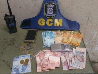 Dinheiro e celulares apreendidos com Vanessa (Foto: Guarda Municipal/Divulgação)