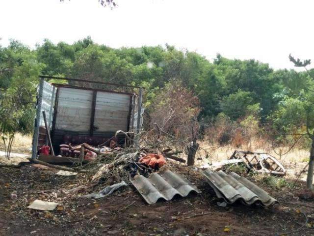 Barracos formam nova invas&atilde;o menos de 24h ap&oacute;s prefeitura limpar terreno