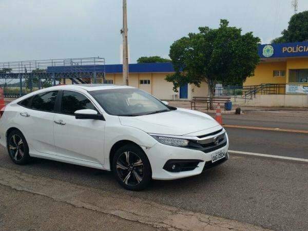 Mulher &eacute; presa dirigindo carro de R$ 125 mil com habilita&ccedil;&atilde;o falsa