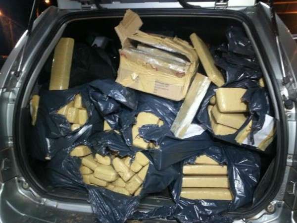Rapaz de 21 anos &eacute; preso transportando quase 1 tonelada de maconha 